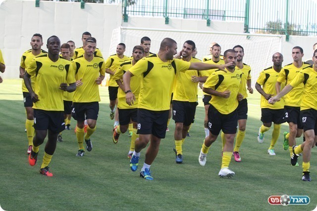 ערן לוי מתדרך את השחקנים. הקפטן החדש 