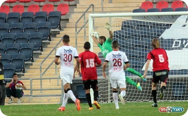 אוהדי קטמון כבר שמחו. הרשת החיצונית של אהרון (צילום: לירן דורף)