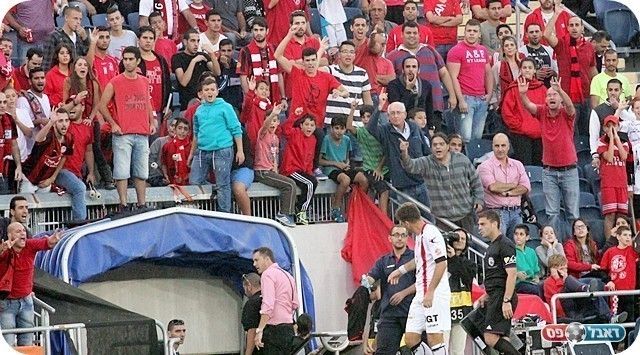 לא הגיב. אוהדי ירושלים מקללים את שי אהרון (צילום: לירן דורף)