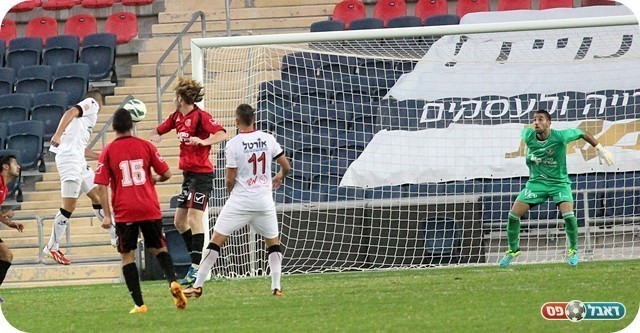 שער בעיצומו של לחץ של ירושלים. שטיין נוגח (צילום: לירן דורף)