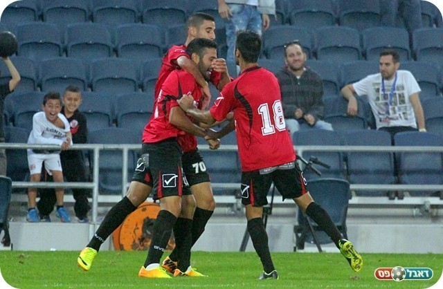 וחוגג עם החברים (צילום: לירן דורף)