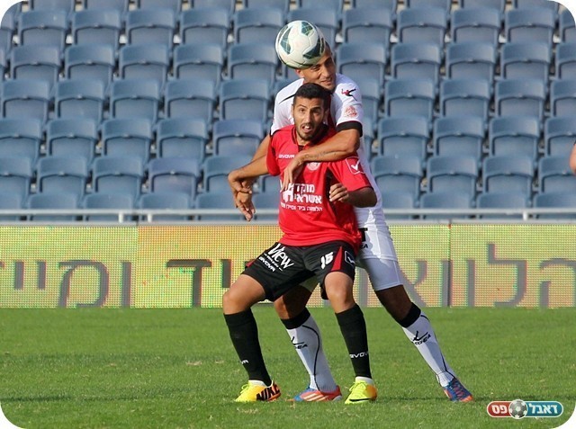 המשחק נפתח בגישושים. כהן מחבק כהן (צילום: לירן דורף)