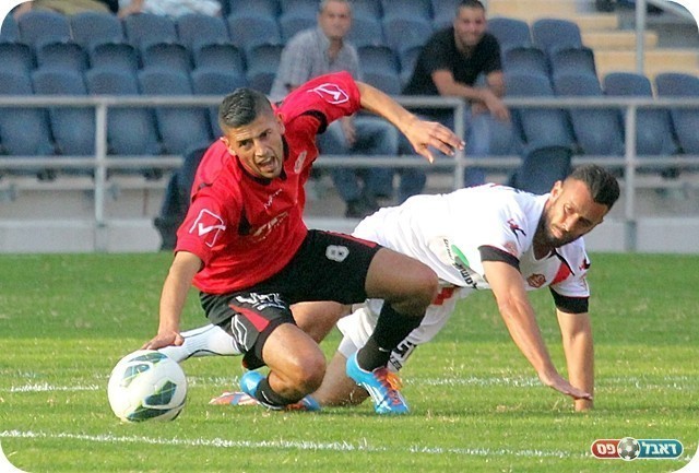 קרב במרכז השדה. אוחנה מתקל את מוסא סלמן (צילום: לירן דורף)