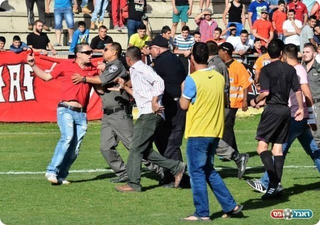 אוהד של דליה מנסה לפגוע בשופט (ארנון לוי)