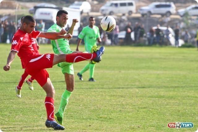 עוד אדום לצעירי. אלהוזייל עוצר את יפת (צילום: אנס אבודעבס)