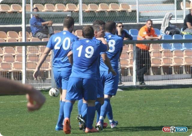 מכבי פתחה בשערה. חוגגים את השער של בן חמו (צילום: מיכה פישנזון)