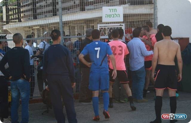 עד שנרגעו הרוחות. המהומה בעיצומה (צילום: מיכה פישנזון)