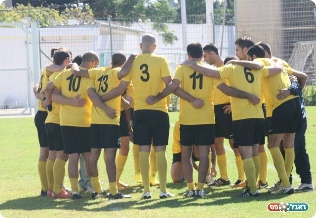 להמשיך ליהנות. שחקני מכבי נהריה (צילום: מיכה פישנזון)