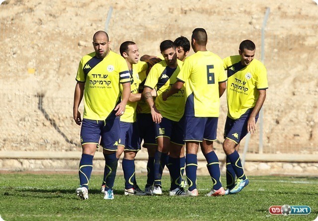 החמיצו לא מעט הזדמנויות. שחקני דימונה חוגגים (צילום: אנס אבודעבס)