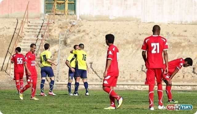 וחוגג עם החברים על רקע שחקני רהט המאוכזבים (צילום: אנס אבודעבס)