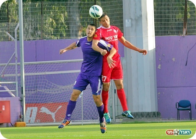 חצי מצב ראשון להפועל. סבג והן במאבק אווירי (צילום: לירן דורף)