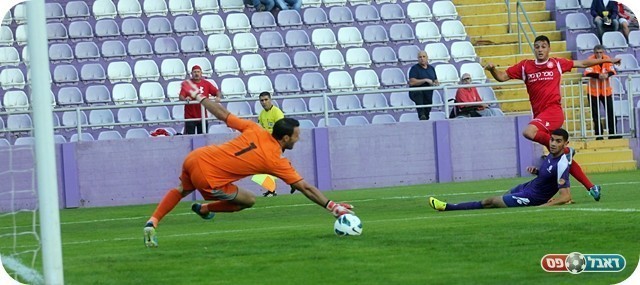 קצב איטי. ליפשיץ הודף את הבעיטה של כהן (צילום: לירן דורף)