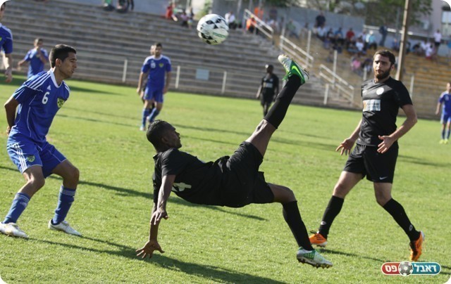 אליאס זאנה במספרת. שאולות צופה מהצד (צילום: שלומי גבאי)