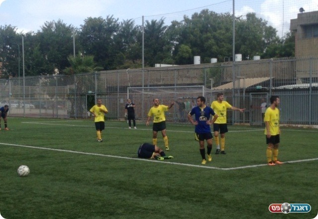 פנדל או לא? סובר שוכב ברחבה (צילום: אלי שמואלי)