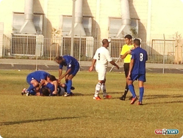 מסיבה על המגרש. בית דגן חוגגת עוד אחד (צילום: אלי שמואלי)