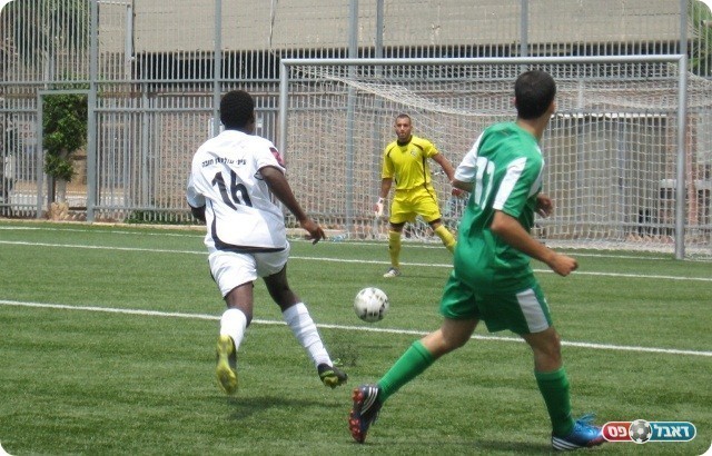 הרכב חסר של יפו. לאקי מלסה (בלבן) מאיים על השער (צילום: אלי שמואלי)