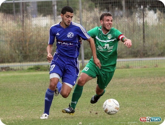 מגרש מלא בבורות. קוליה רודף אחרי יפת (צילום: לירן דורף)