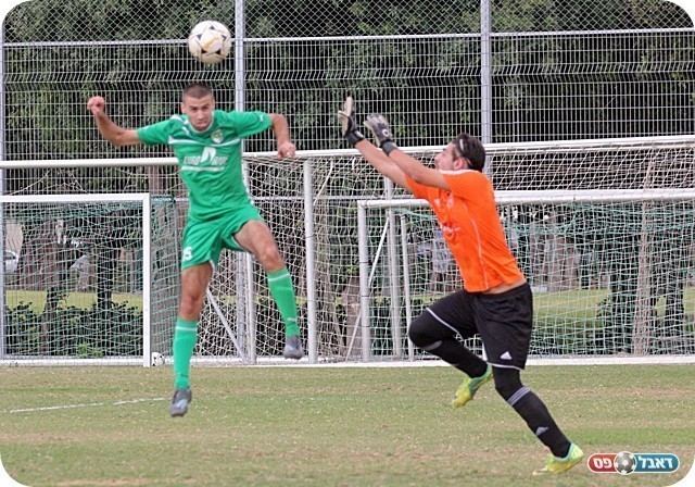 טעות של השוער. בורוכוב מקדים את גולרשן (צילום: לירן דורף)