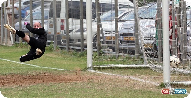 פנדל מפוקפק. הראשון שנכנס (צילום: לירן דורף)