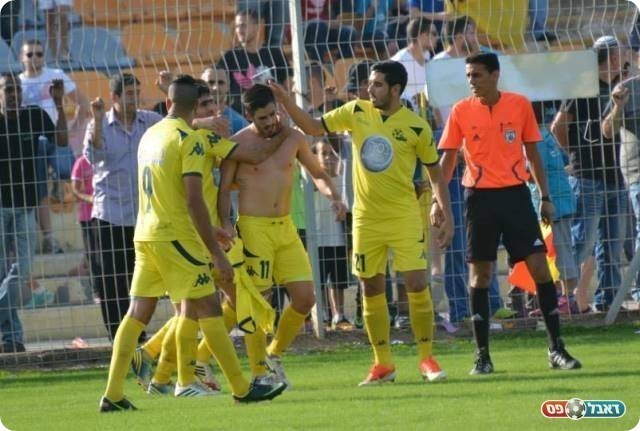 וחוגג עם החברים (צילום: ולדי מויסייב)