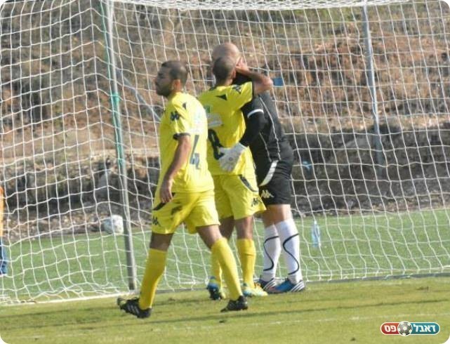 קרא נכון את הכיוון. רוזנקוביץ' מקבל נשיקה מעובד (צילום: ולדי מויסייב)