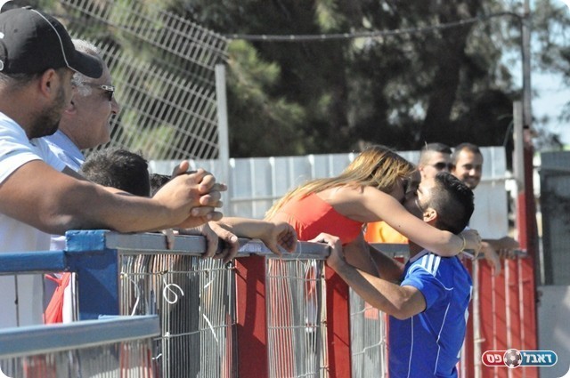 ומקבל נשיקה מהחברה (חאדר אניס)