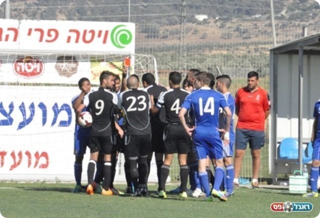 זה לא עזר. האדום (חאדר אניס)