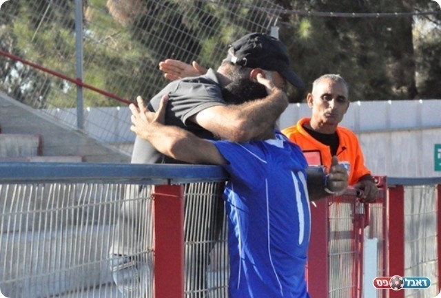 מקבל חיבוק מאבא (חאדר אניס)