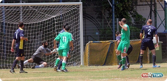 אבי כהן עוצר את יוסי אליהו בפתיחה (לירן דורף)