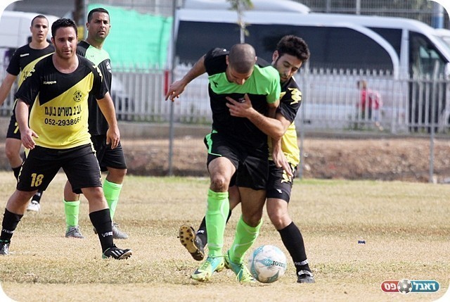 ניסו להניע את הכדור. דרעי עוצר את ג'רבי (צילום: לירן דורף)