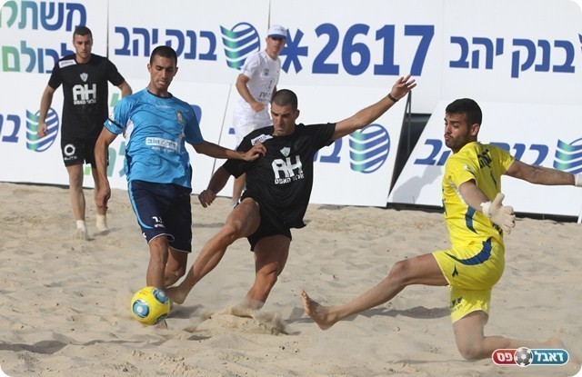 גורמזנו (בשחור) נבלם ע"י הגנת פתח תקוה..