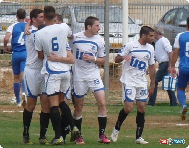 מאחל להם שיעלו ליגה ומהא. גרינברג (מס' 23) בניצחון על אילת