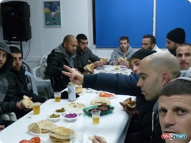 שמחים ושבעים. שחקני גבעת שמואל (צילום: אלי שמואלי)