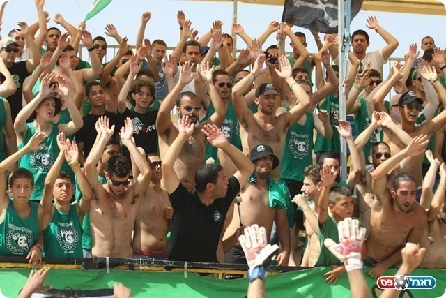 דחיפה אדירה. אוהדי מכבי חיפה גם בחופים (צילום: שלומי גבאי) 