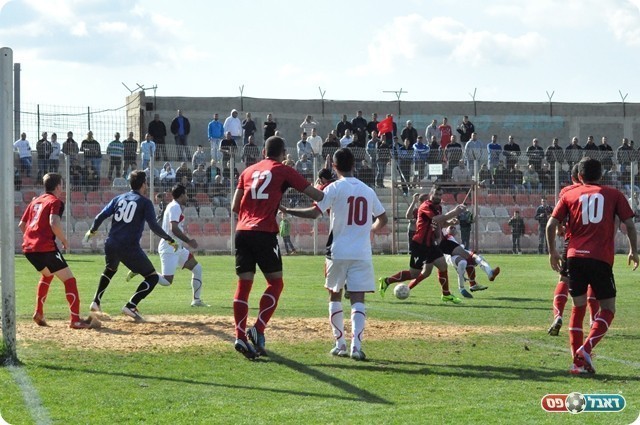 שמו דגש על איך לא לספוג. מג'דל בהתקפה נדירה (צילום: מוחמד חאדר אניס)