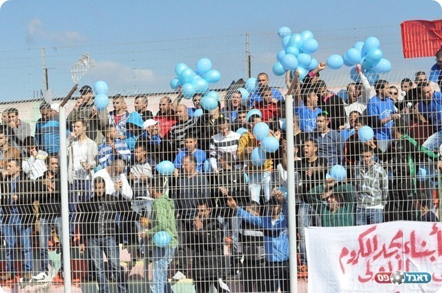 רעשניים. אוהדי מג'דל (צילום: מוחמד חאדר אניס)