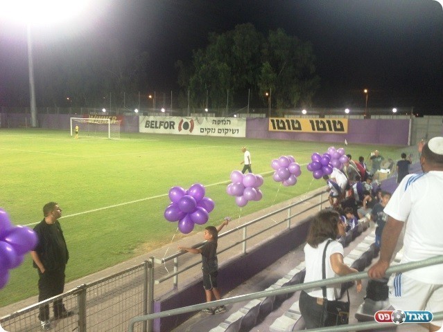 היציע המקושט (צילום: אלי שמואלי)