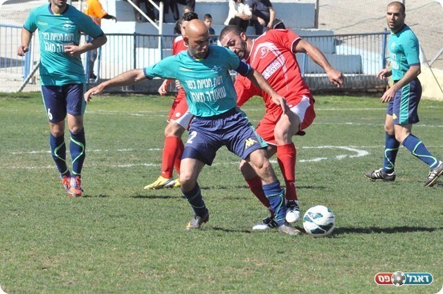 משחק תחתית עצבני. סימן טוב נאבק עם אלעלי (צילום: חאדר אניס)