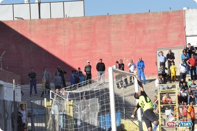 השאיר נקודה בבית. בן כליפא הודף שוב (צילום: חאדר אניס)