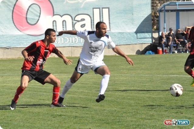 מחצית ראשונה חלשה. חג'יר ומקאלדה (צילום: חאדר אניס)