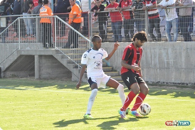 באקה החלה לשחק. מואסי מול דסטה (צילום: חאדר אניס)