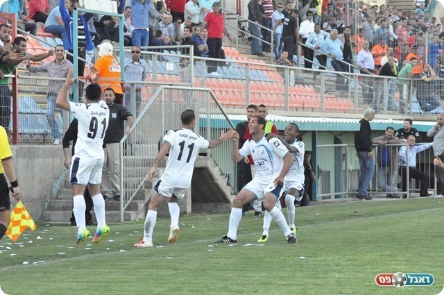 חוגגים מול היציעים (צילום: חאדר אניס)