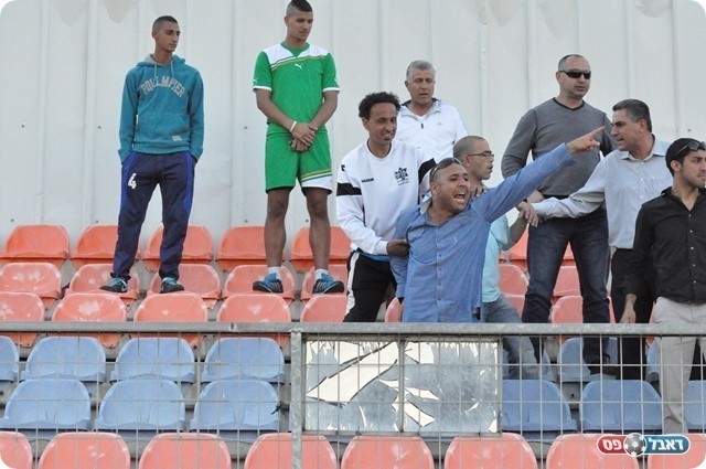 אנשי איכסל עונים (צילום: חאדר אניס)