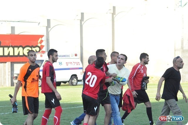 הבלגן גולש גם ליציע (צילום: חאדר אניס)