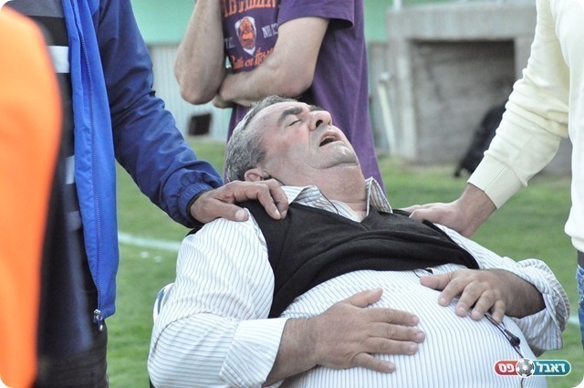 עזאיזה מפונה לבית החולים (צילום: חאדר אניס)