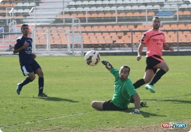 כמעט שער. צ'רנין מחטיא (צילום: מיכה פישנזון)