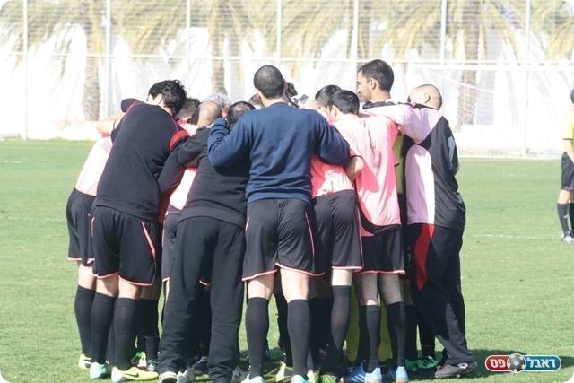 פתחו בדשדוש. שחקני נהריה (צילום: מיכה פישנזון)