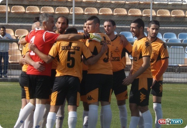 עודדו את עצמם. שחקני צפת (צילום: מיכאל פישנזון)