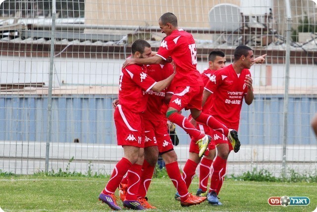 רהט השתלטה על המגרש. חוגגים את השני (צילום: אנס אבודעבס)