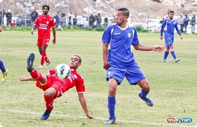 שיכון בעטה יותר. דניאל יפת בלם את אמיר עזרא (צילום: אנס אבודעבס)